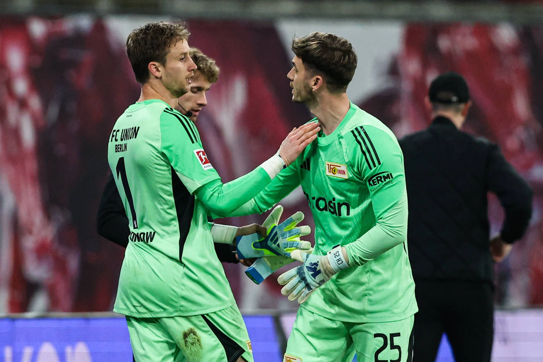 Erster Bundesliga-Einsatz mit 32: Carl Klaus (r.) ersetzt Frederik Rönnow im Union-Tor.