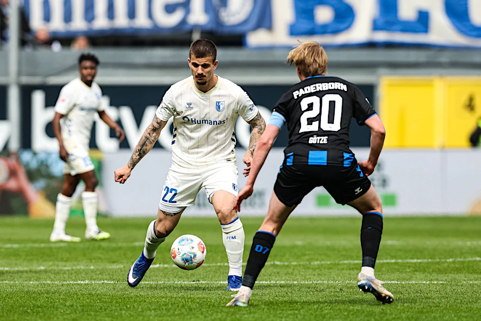 Führender der Torjägertabelle: Mateusz Zukowski, hier gegen den SC Paderborn (am Ball), steht gegen Hertha BSC wieder in der Startelf.