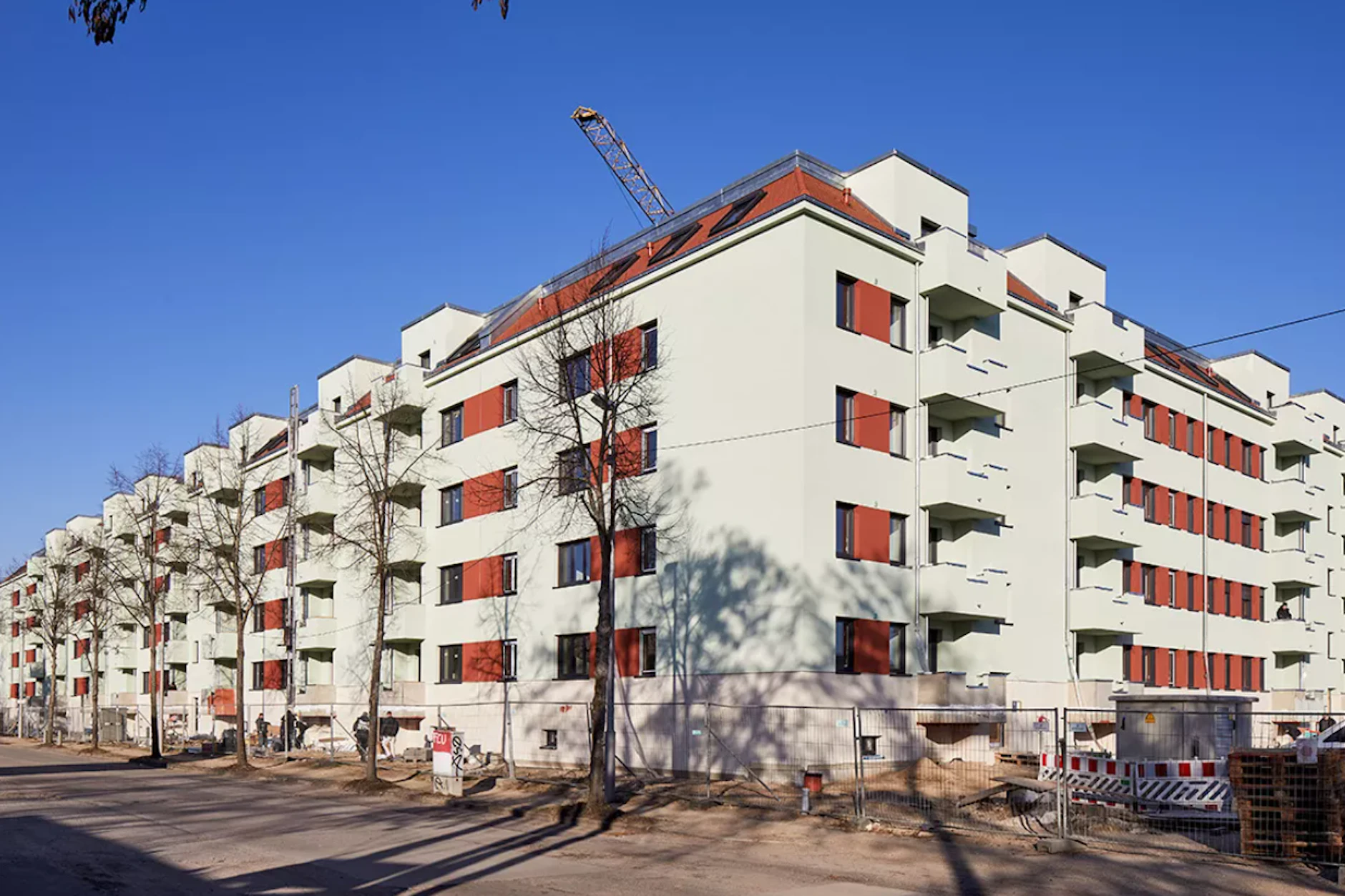 Am alten Flugplatz in Karlshorst gehen drei neue Wohnhäuser der Howoge in die Vermietung. 