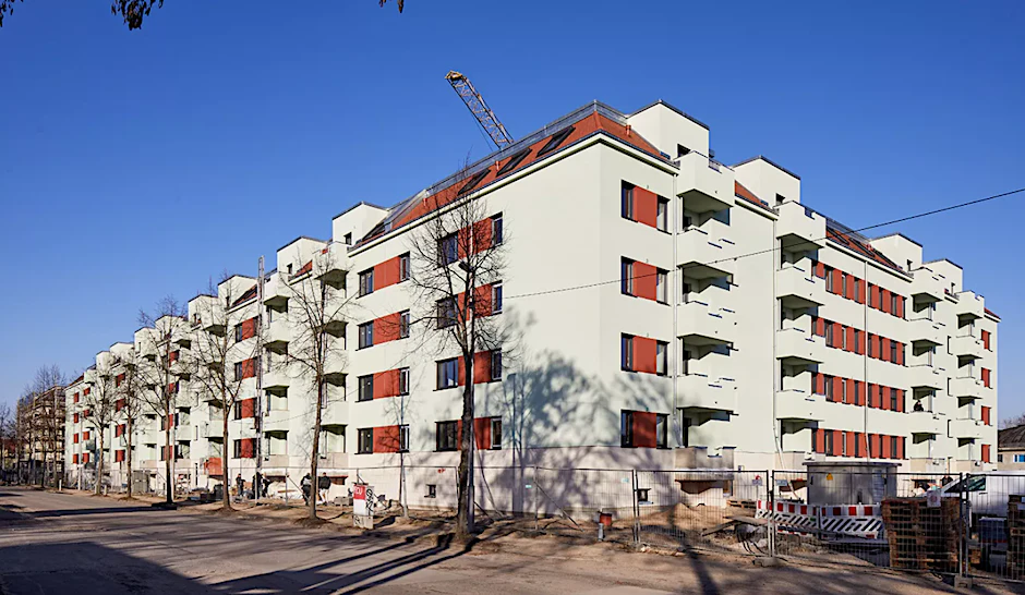 Am alten Flugplatz in Karlshorst gehen drei neue Wohnhäuser der Howoge in die Vermietung. 