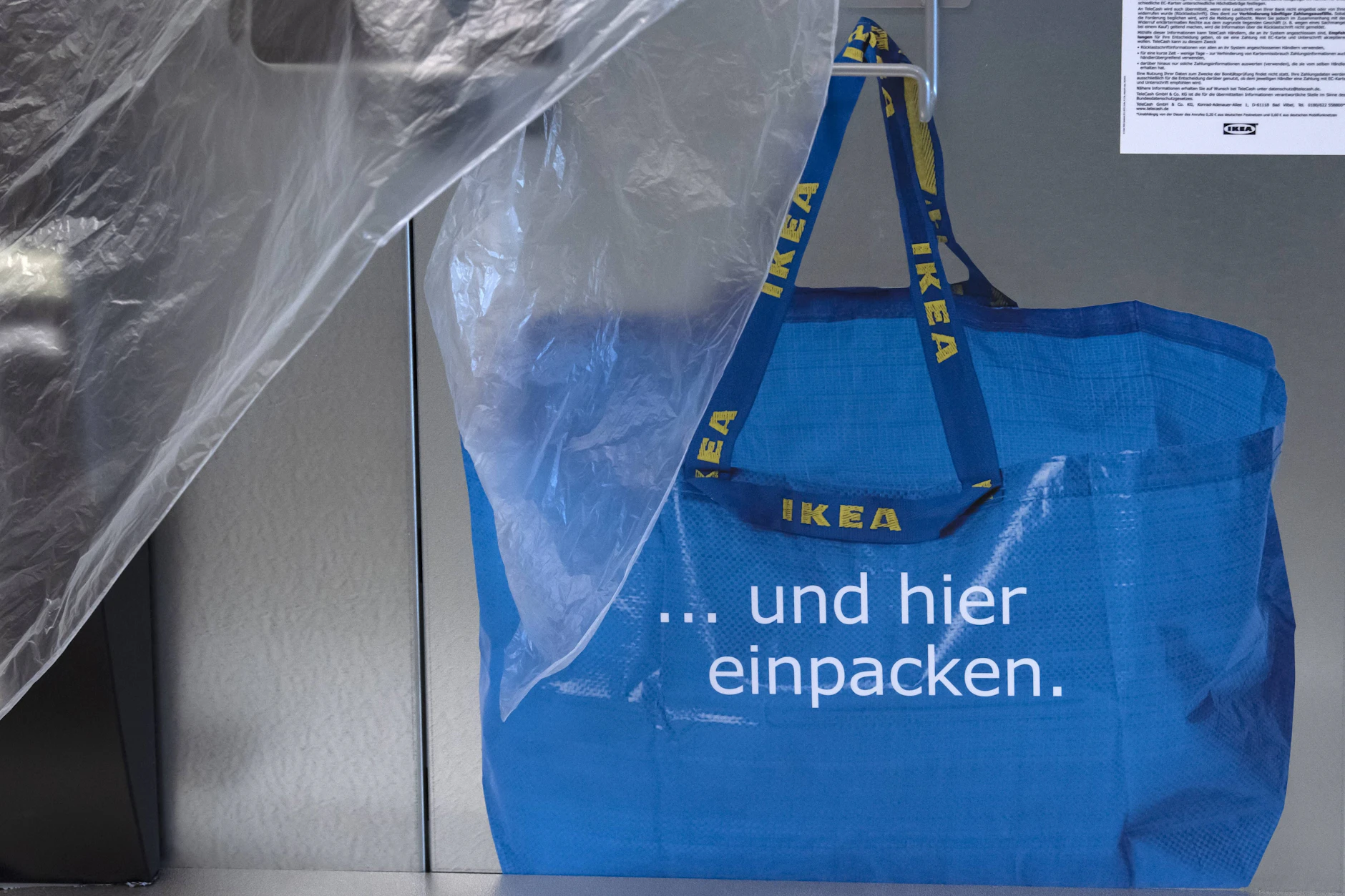 Einpacken ohne zu bezahlen - eine Kassiererin machte das bei Ikea für ihre Familie und Bekannte möglich.