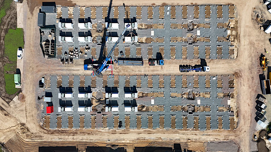 Förderstedt: Der Bau des großen Energiespeichers im Salzlandkreis schreitet voran. Für das Projekt hat nach Angaben des Unternehmens Eco Stor eine besonders intensive Bauphase begonnen. (24.04.2026)