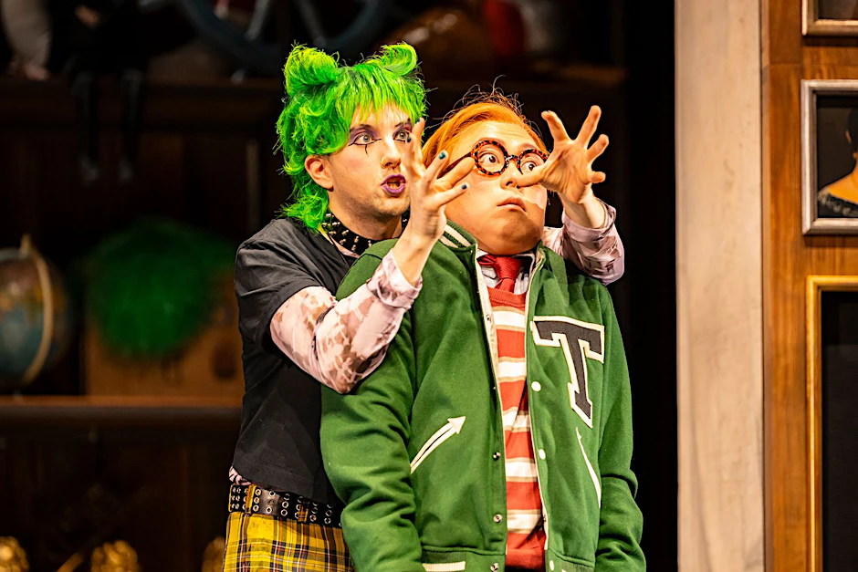 Ein Prinz in College-Jacke und ein Vogelfänger mit Stachelhalsband: Tamino (r.) und Papageno in ungewöhnlichen Outfits