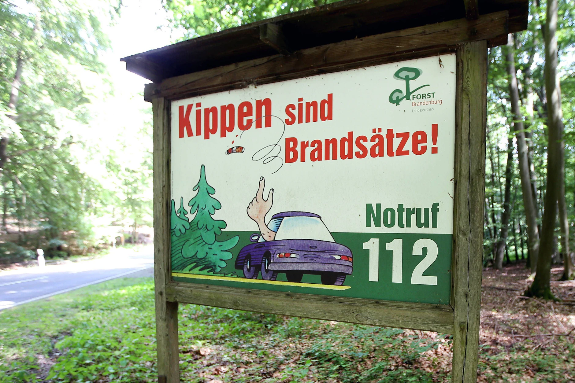 Das Schild „Kippen sind Brandsätze“ warnt vor Waldbrandgefahr in der Schorfheide.