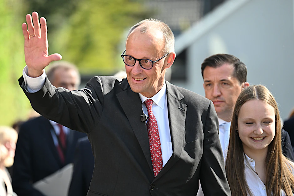 Bundeskanzler Friedrich Merz (CDU) besucht das Carolus-Magnus-Gymnasium.