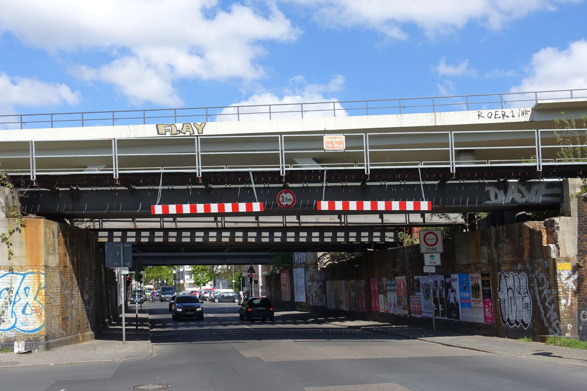 So sah die Brücke über der Niemetzstraße noch 2017 aus. Seit Jahren darf hier kein Auto mehr durchfahren, die Bauarbeiten verzögern sich noch bis mindestens nächstes Jahr.