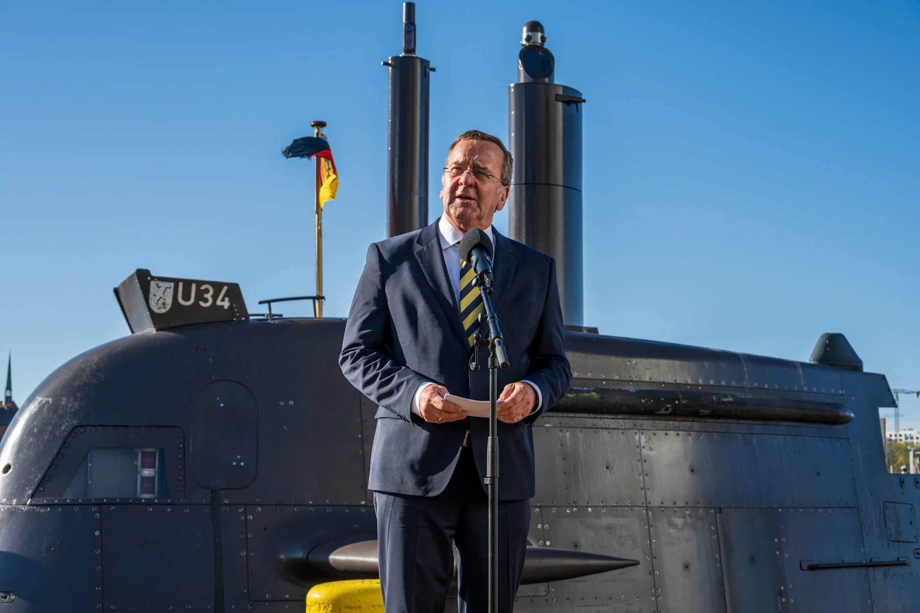 Bundesverteidigungsminister Boris Pistorius (SPD) besucht in Kiel einen U-Boot-Hersteller. Er ist weiterhin der beliebteste Politiker Deutschlands.