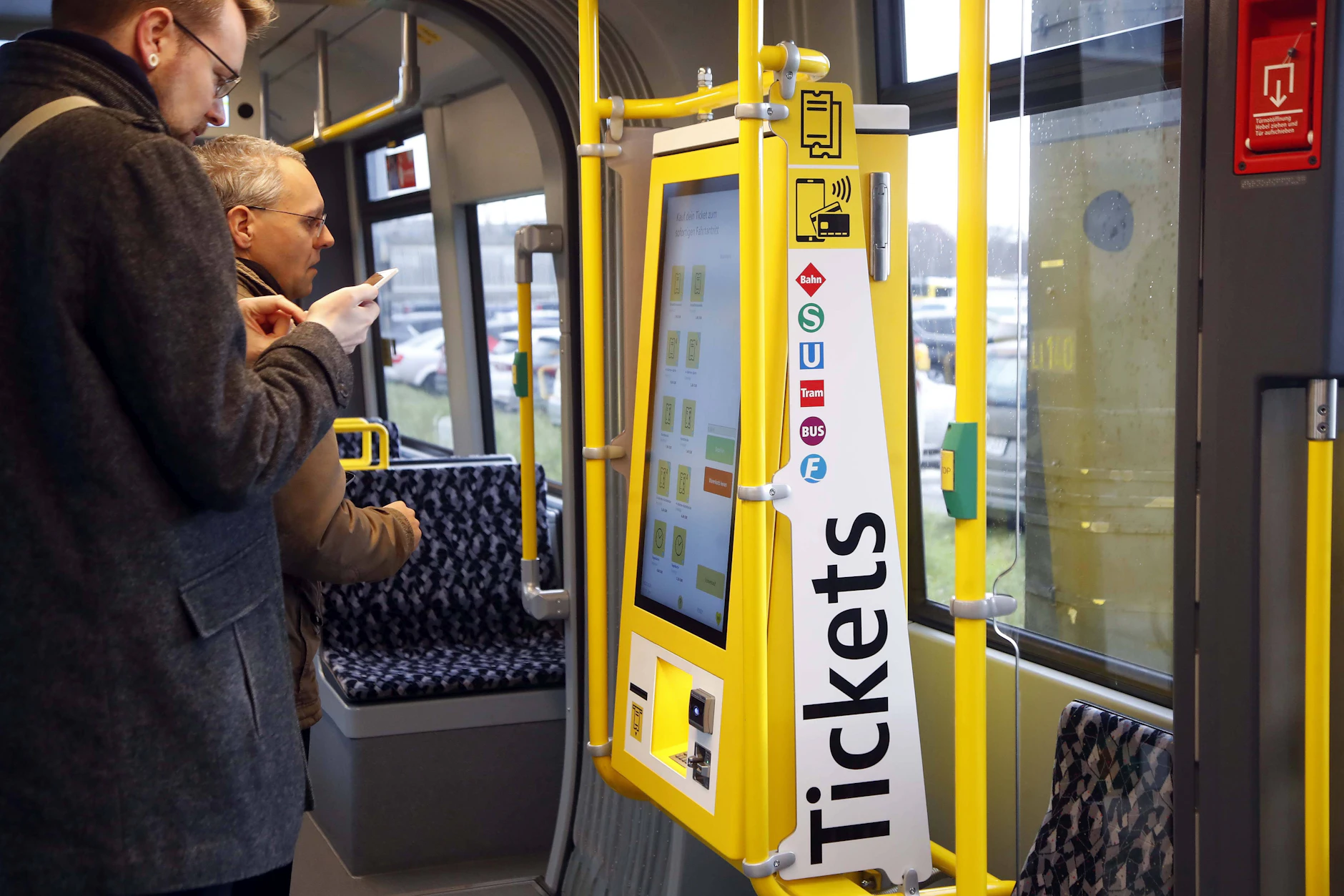 Einer von 500 Fahrkartenautomaten, die in den Straßenbahnen der BVG eingebaut sind.