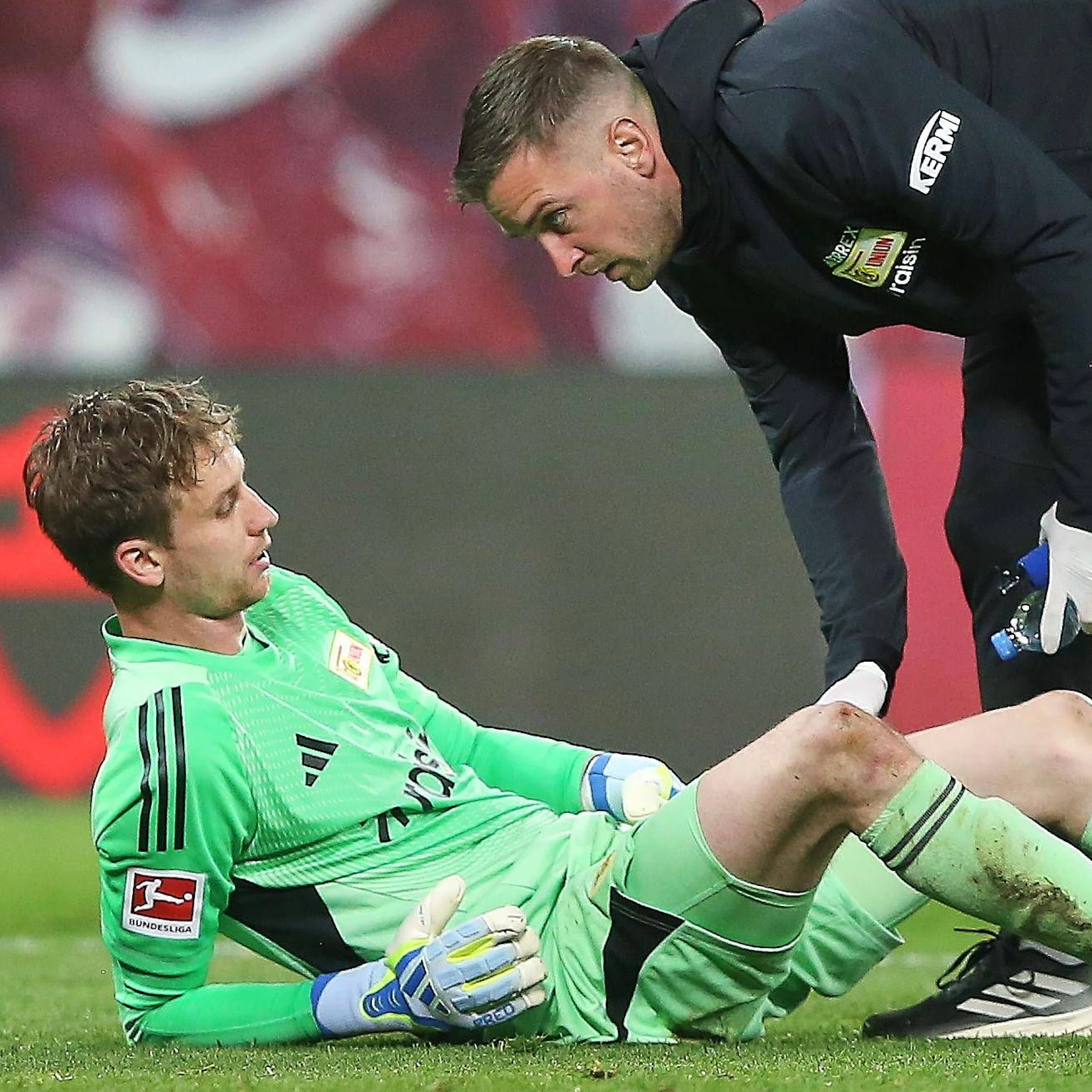 Torhüter Frederik Rönnow (liegend) steht dem 1. FC Union Berlin im Saisonendspurt nicht zur Verfügung.