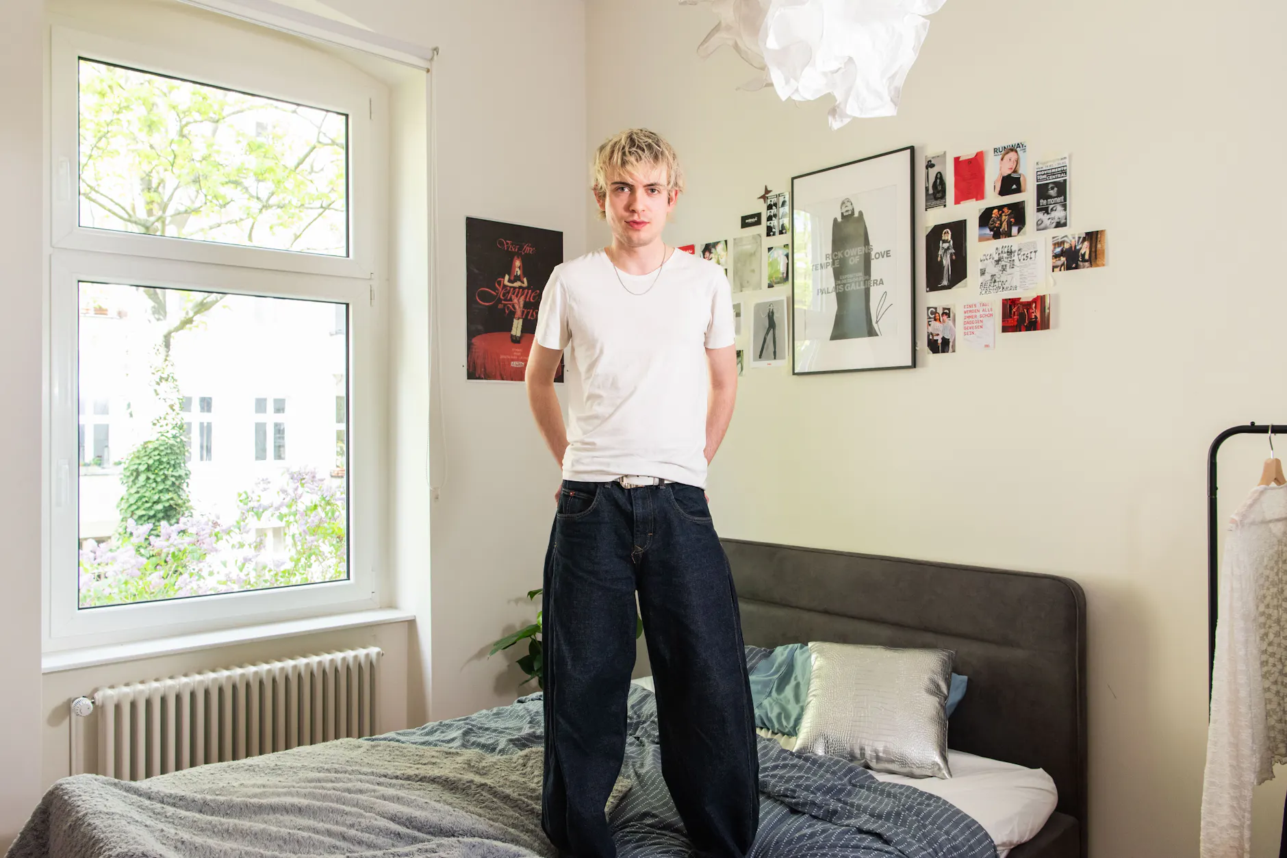 Joshua Wirth ist glücklich über seinen wertvollen Fund: ein unbefristeter Vertrag in einer Altbau-Wohnung.