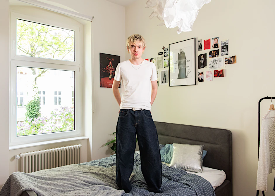 Joshua Wirth ist glücklich über seinen wertvollen Fund: ein unbefristeter Vertrag in einer Altbau-Wohnung.