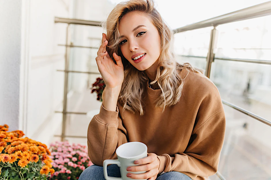 Mit einem Kaffee in der Hand den Dienstag angehen – wer heute aufmerksam ist, wird merken, wie viel in diesem Tag steckt.