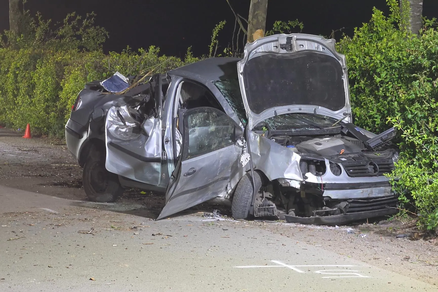 Das Unfallauto steht in Damme (Niedersachsen) völlig zerstört auf einer Straße.
