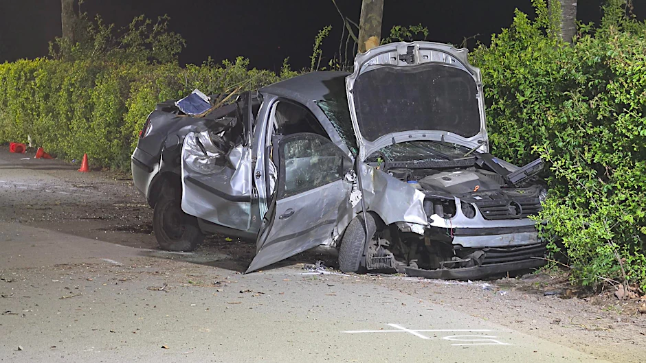 Das Unfallauto steht in Damme (Niedersachsen) völlig zerstört auf einer Straße.