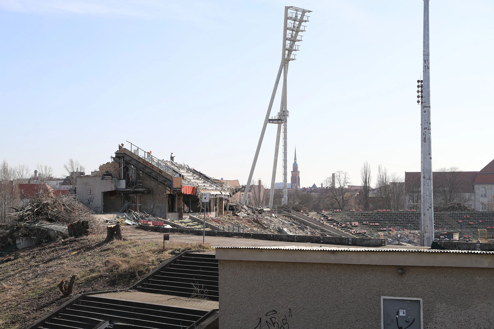 Im Friedrich-Ludwig-Jahn-Sportpark kam es zu neuen Asbestfunden.