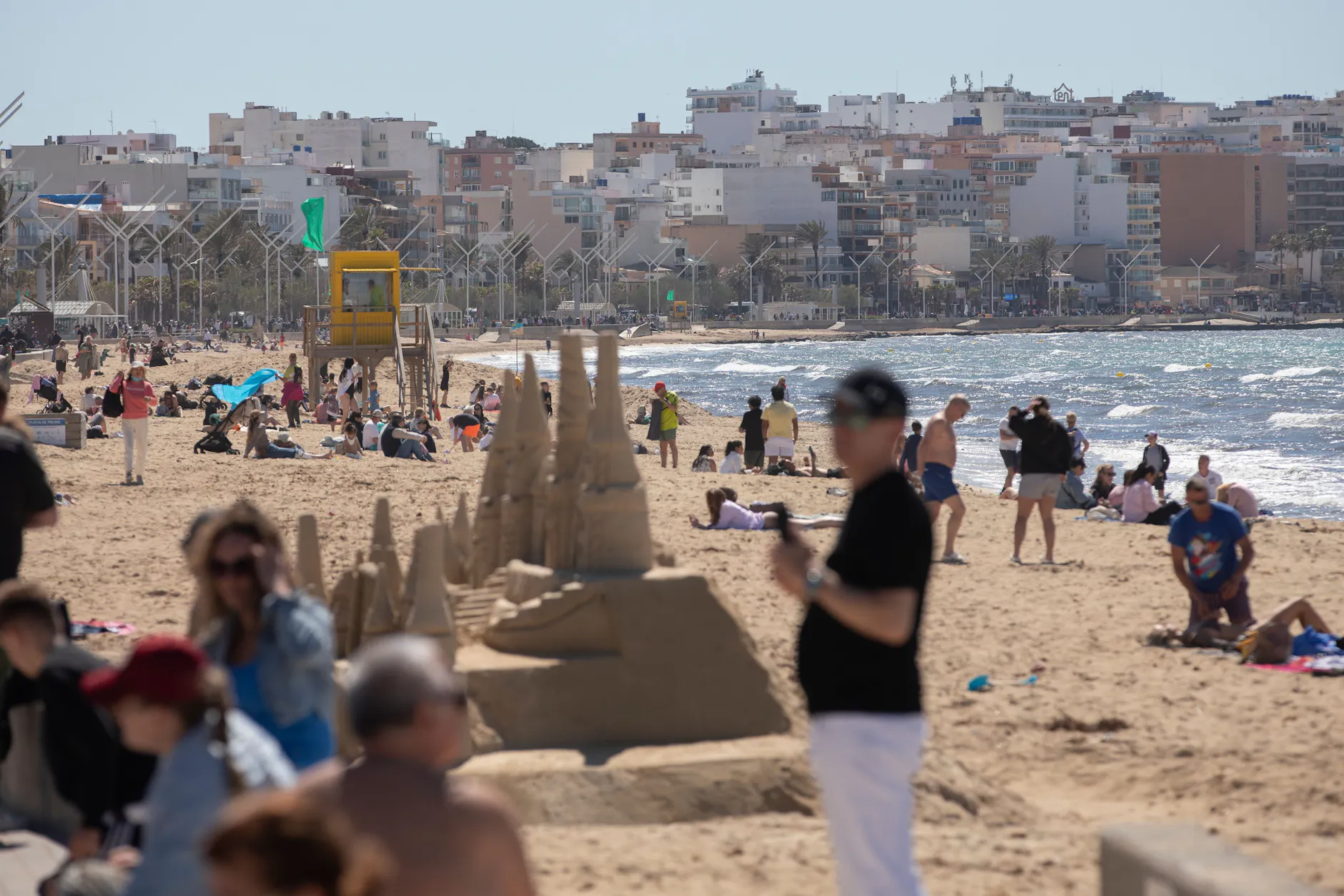 Menschen sonnen sich am Strand Playa de Palma auf Mallorca.