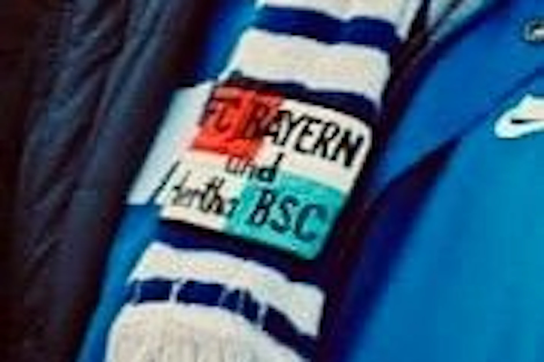 Der Schal mit diesem markanten Aufnäher FC Bayern und Hertha BSC ist unverwechselbar.