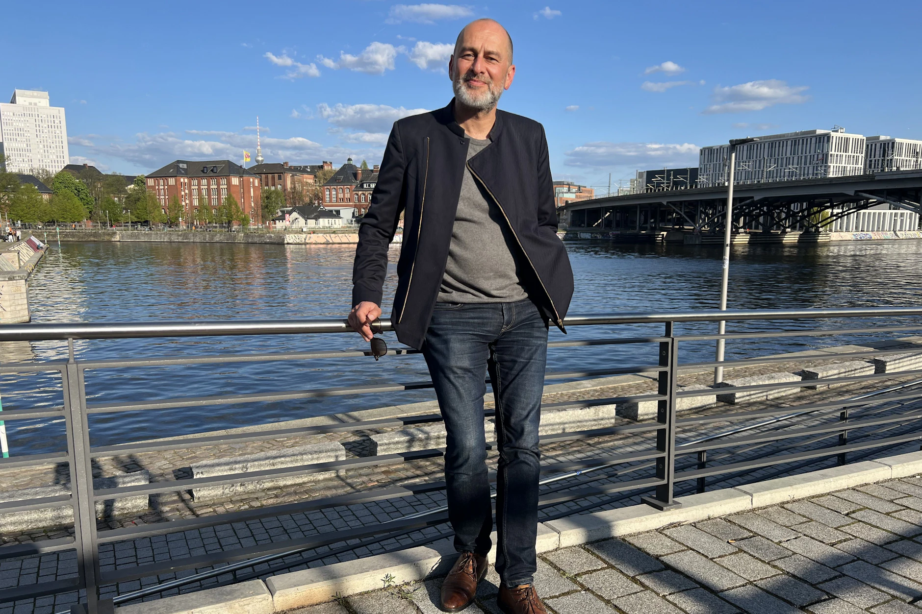 Am Berliner Hauptbahnhof kommt es zum Gespräch mit Sandro Mattioli. Ein perfekter Treffpunkt – viele Menschen, wenig Aufmerksamkeit.