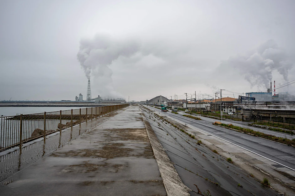 Dampf steigt aus einem Kraftwerk auf, das durch eine Tsunami-Schutzmauer in Ishinomaki geschützt ist. Ein starkes Erdbeben erschütterte am frühen 27. April Japans nördliche Insel Hokkaido.