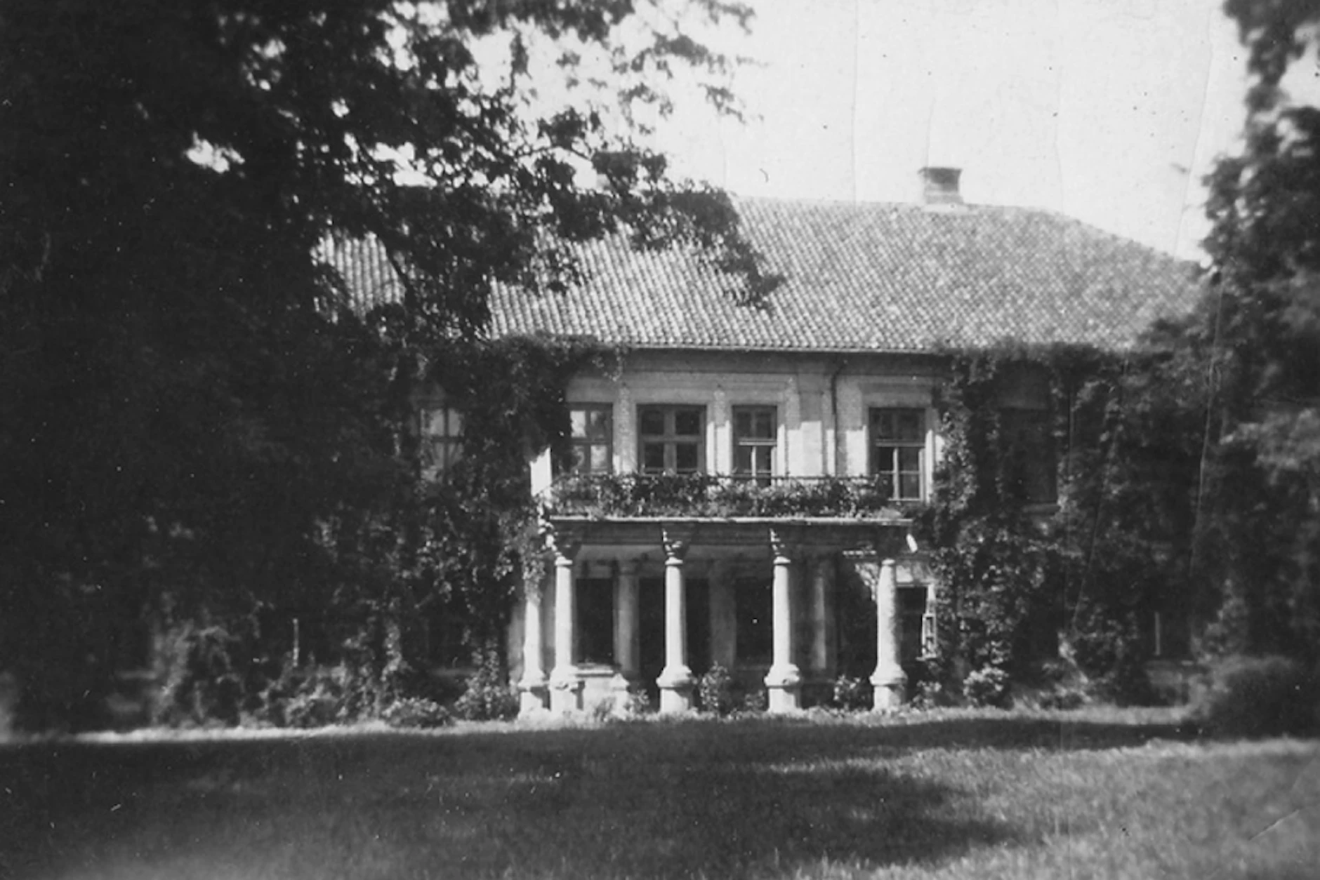 Das Gutshaus der Familie von Hahn in Plonėnas (Litauen), Heimat der Großeltern mütterlicherseits, um 1930.