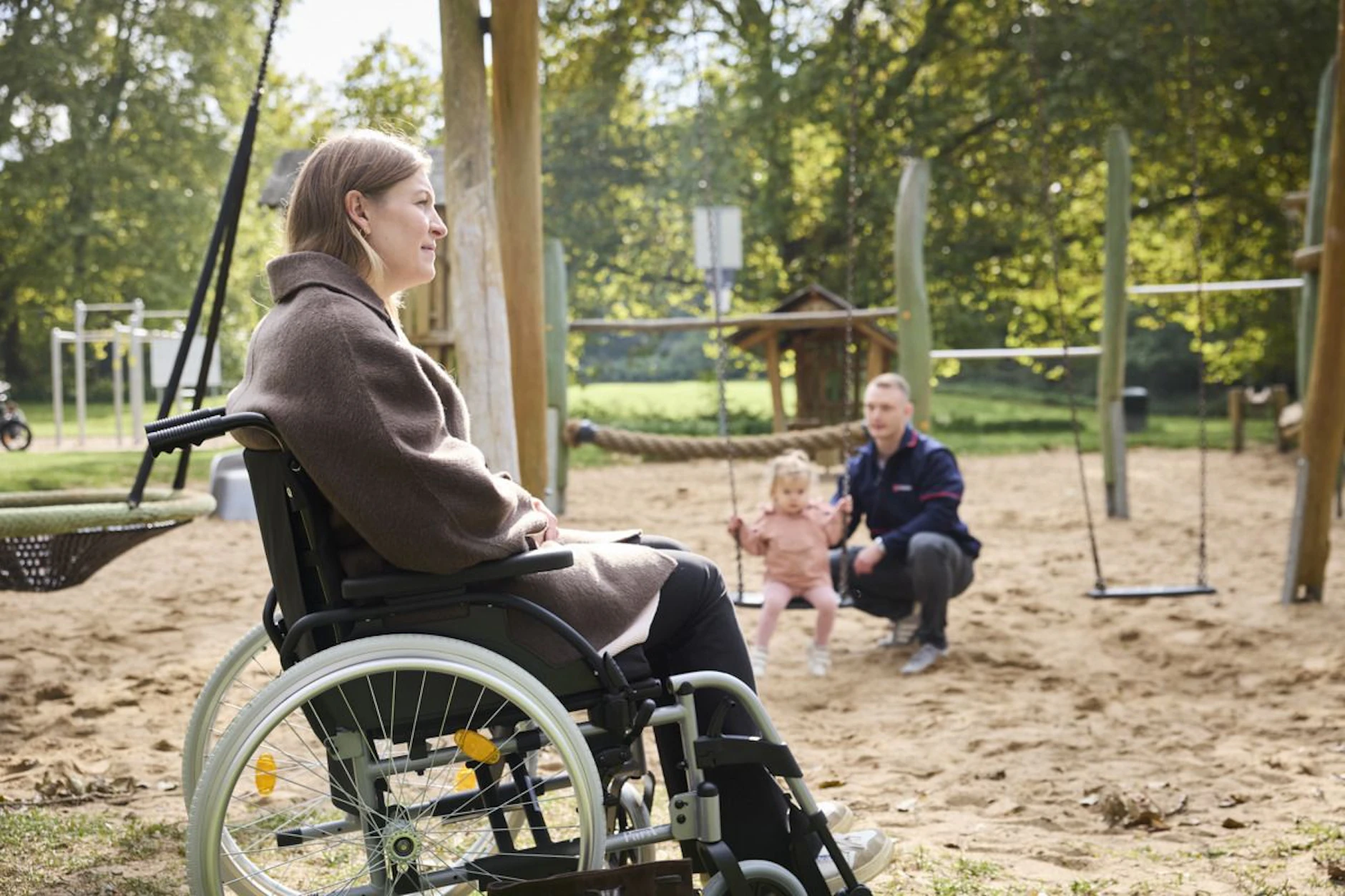 Ehrenamtliche begleiten Kinder von erkrankten Müttern oder Vätern etwa auf den Spielplatz, machen mit ihnen Hausaufgaben oder holen sie auf Wunsch auch aus der Kita und Schule ab.