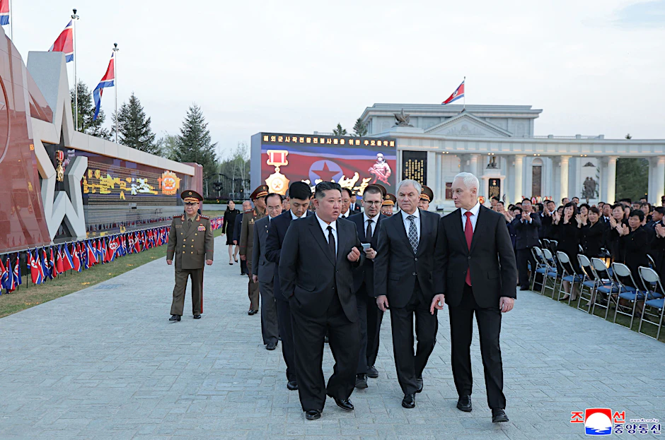 Nordkoreas Machthaber Kim Jong-un (l), der Vorsitzende der Staatsduma Wjatscheslaw Wolodin und der russische Verteidigungsminister Andrej Beloussow