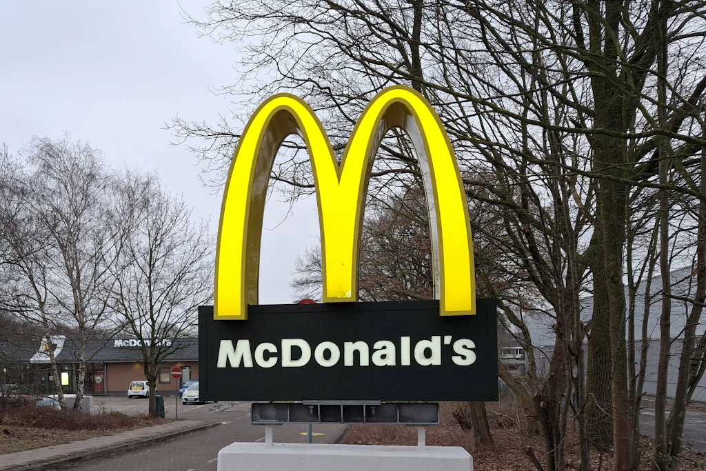 Das McDonald's-Logo als Schild in der Nähe einer deutschen Filiale.