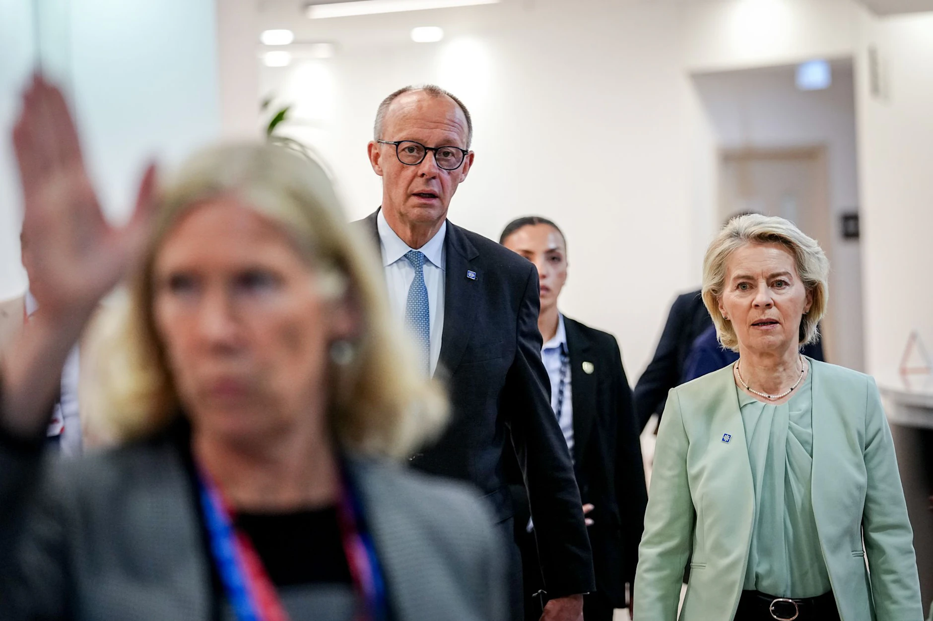 Friedrich Merz und Ursula von der Leyen kommen am 24. April 2026 beim informellen Treffen der Staats- und Regierungschefs der EU-Staaten zusammen. (Symbolbild)