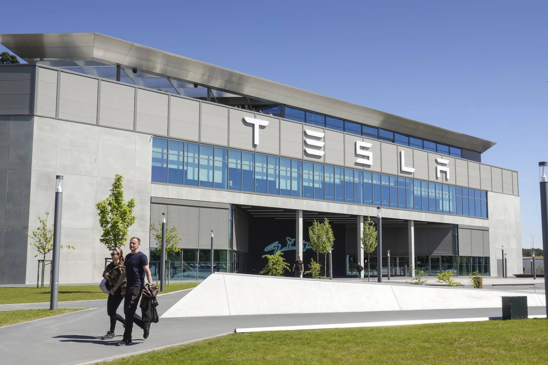 <a href="https://www.berliner-zeitung.de/article/tesla-gruenheide-streicht-kranken-mitarbeitern-die-lohnfortzahlung-krankenstand-gesunken-10032793" target="_blank" rel="noopener noreferrer">Tesla Grünheide streicht kranken Mitarbeitern die Lohnfortzahlung</a>.