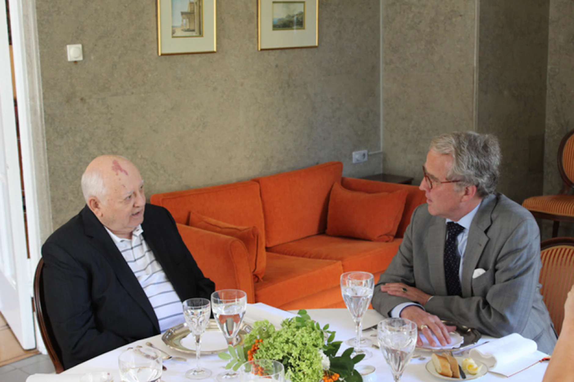 Rüdiger von Fritsch (r.) mit Michail Gorbatschow bei einem Mittagessen im August 2014