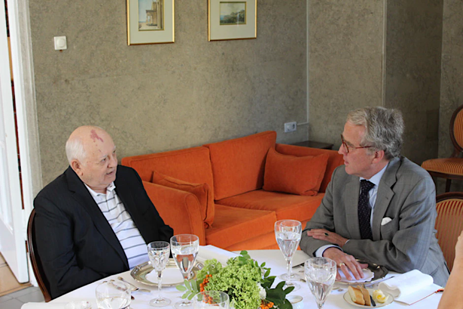 Rüdiger von Fritsch (r.) mit Michail Gorbatschow bei einem Mittagessen im August 2014
