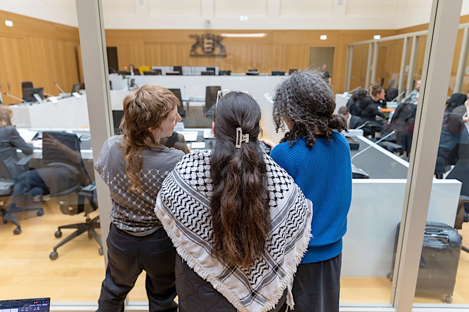In Stuttgart stehen fünf Pro-Palästina-Aktivisten im Alter zwischen 25 und 40 Jahren vor Gericht.