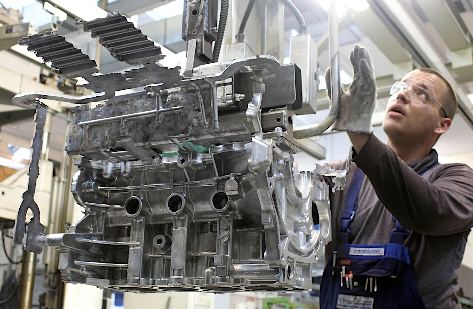 Ein Gießer arbeitet in einem Werk von Bohai Trimet mit dem Rohling eines Motorblocks. Der Konzern musste nun Insolvenz anmelden.