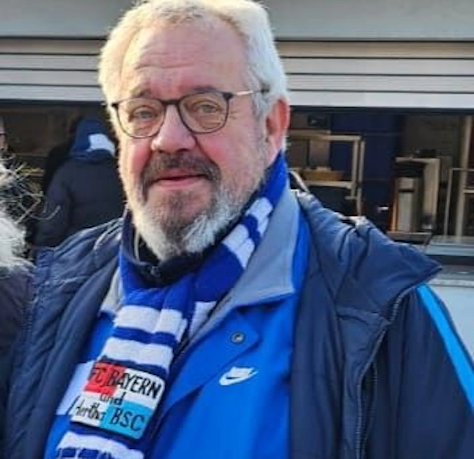 Hertha-Fan-Ikone Manfred Sangel hat seinen Lieblingsschal mit einem selten Sticker „FC Bayern und Hertha BSC“ verloren. Der 66-jährige Ur-Herthaner ist verzweifelt.
