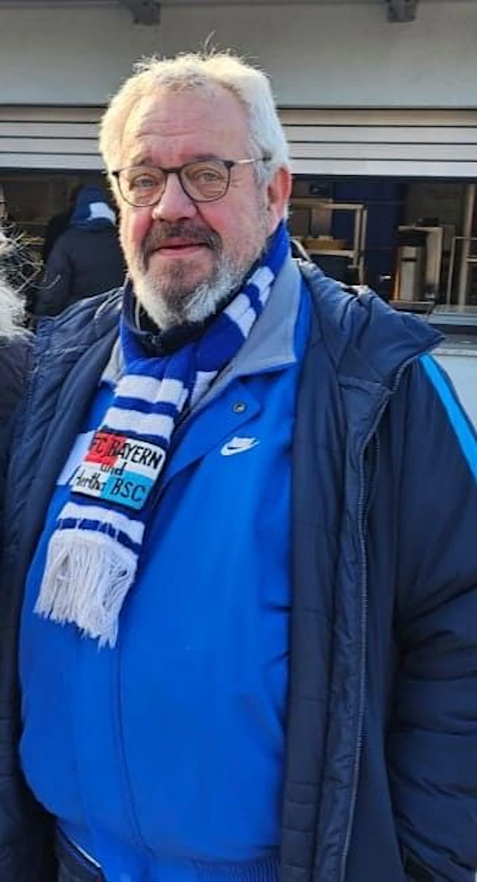 Hertha-Fan-Ikone Manfred Sangel hat seinen Lieblingsschal mit einem selten Sticker, „FC Bayern und Hertha BSC“, verloren. Der 66-jährige Ur-Herthaner ist verzweifelt.