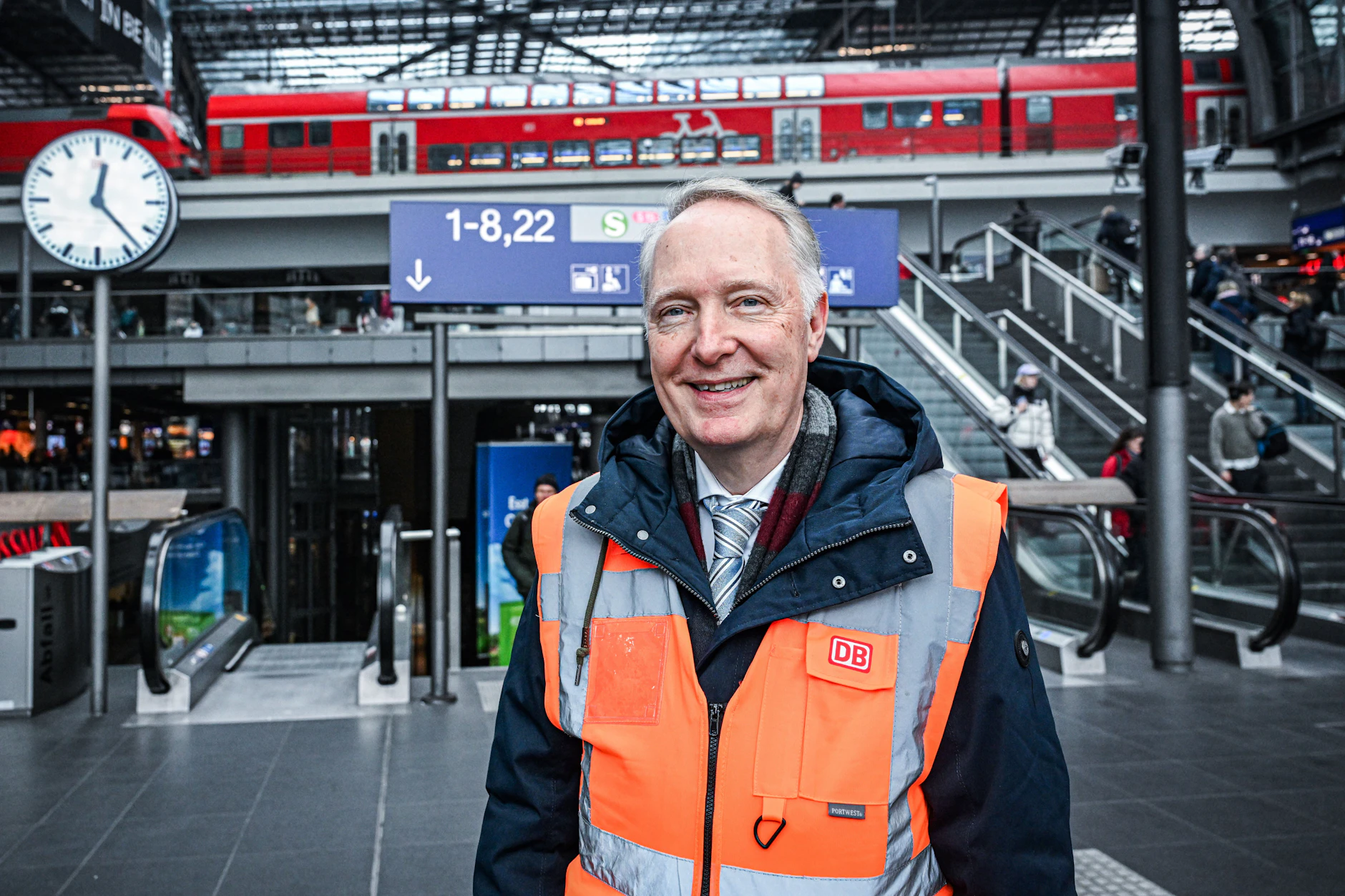 Er will „die Dinger“ weg! Alexander Kaczmarek, Chef der Deutschen Bahn in Berlin und Brandenburg, szeht im Hauptbahnhof. Im März weurden hier schon Fahrscheinautomaten auf den Bahnsteigen abgebaut.