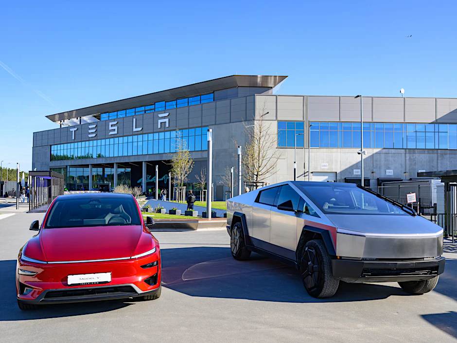 Die Tesla-Gigafactory in Grünheide bei Berlin – der Krankenstand ist auf unter fünf Prozent gesunken, doch die Methoden dahinter sorgen für Kritik.