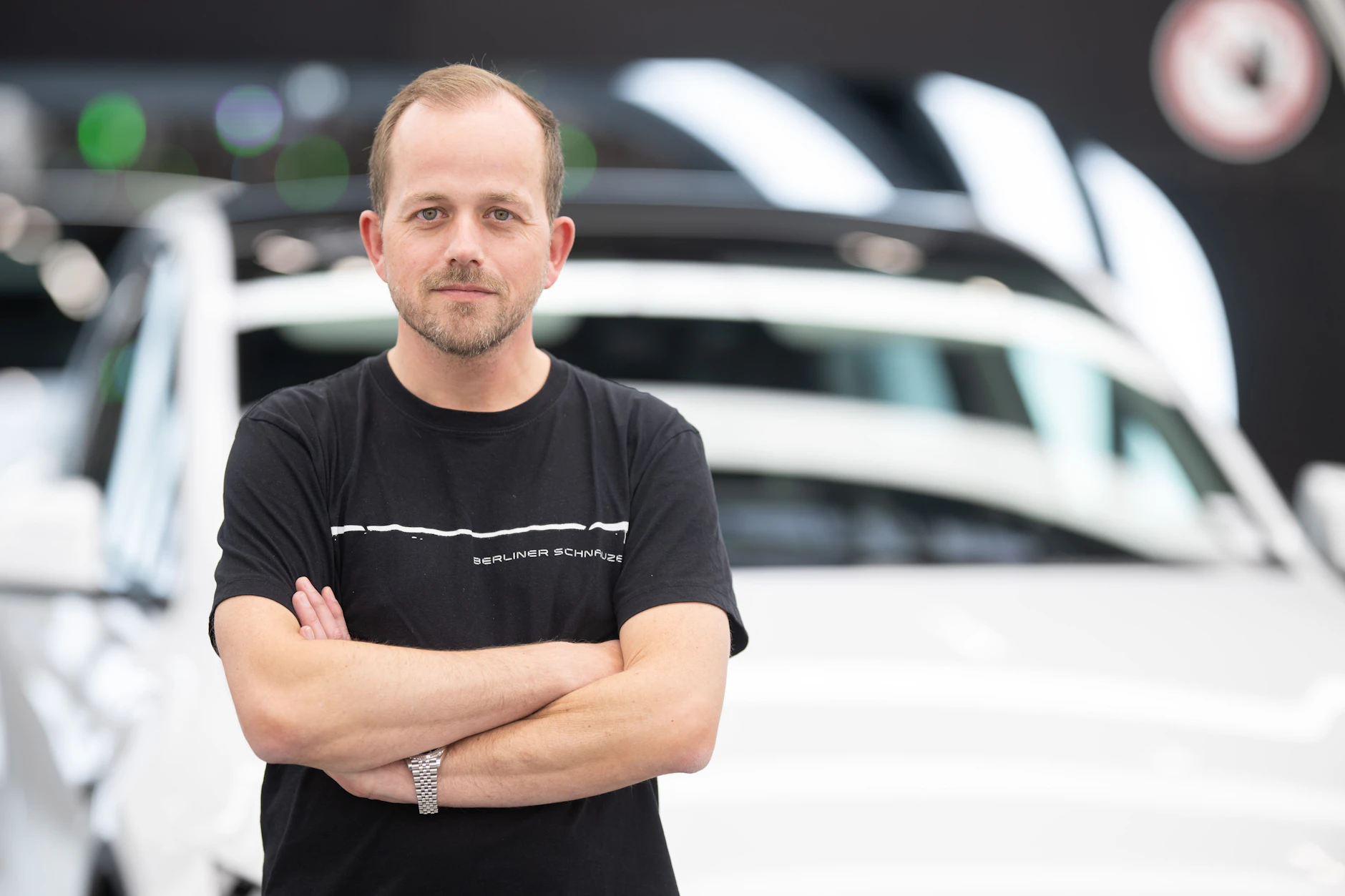 Tesla-Werksleiter André Thierig verkündete auf der Hannover Messe stolz den gesunkenen Krankenstand – und sprach von einem neuen Geist in der Fabrik.