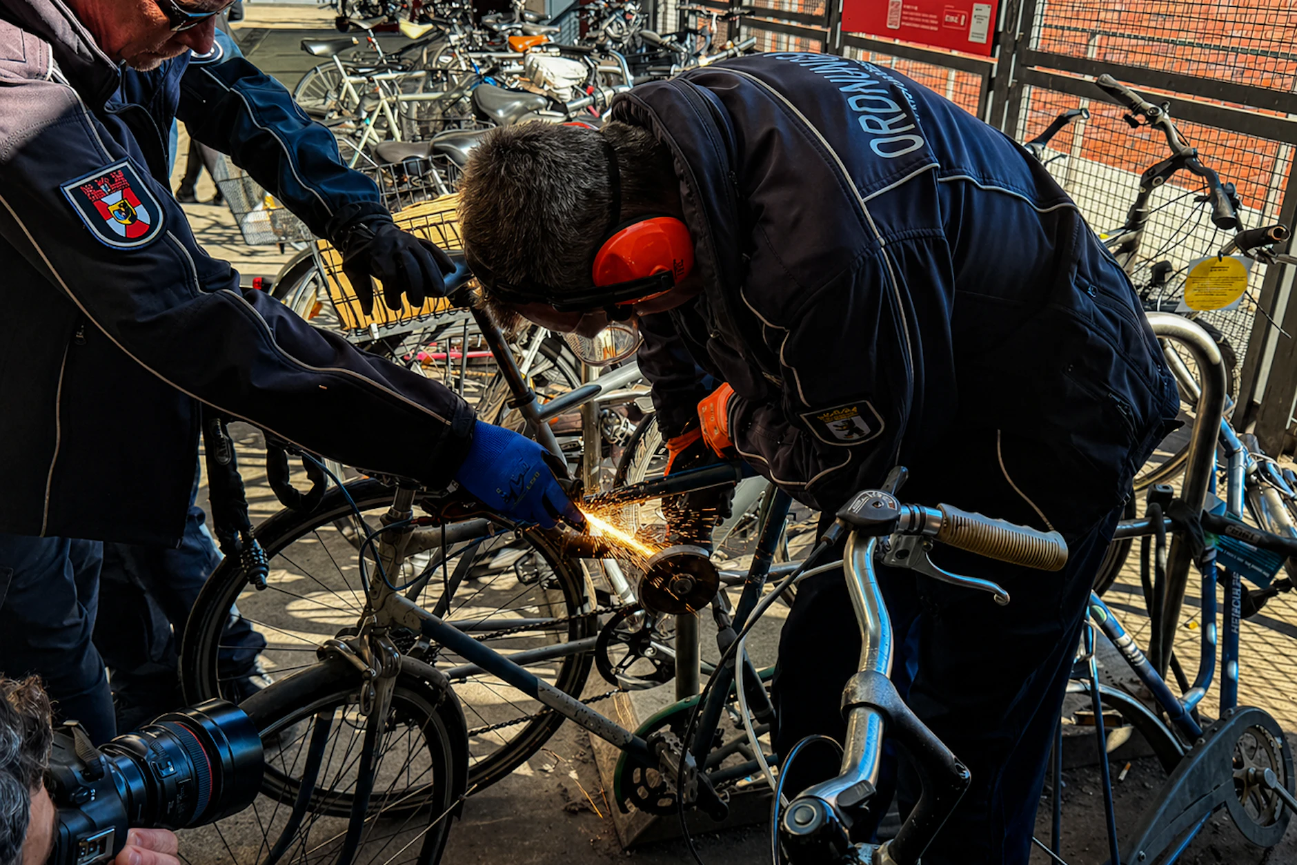 Mitarbeiter des Ordnungsamt schweißen Fahrradschlösser auf.