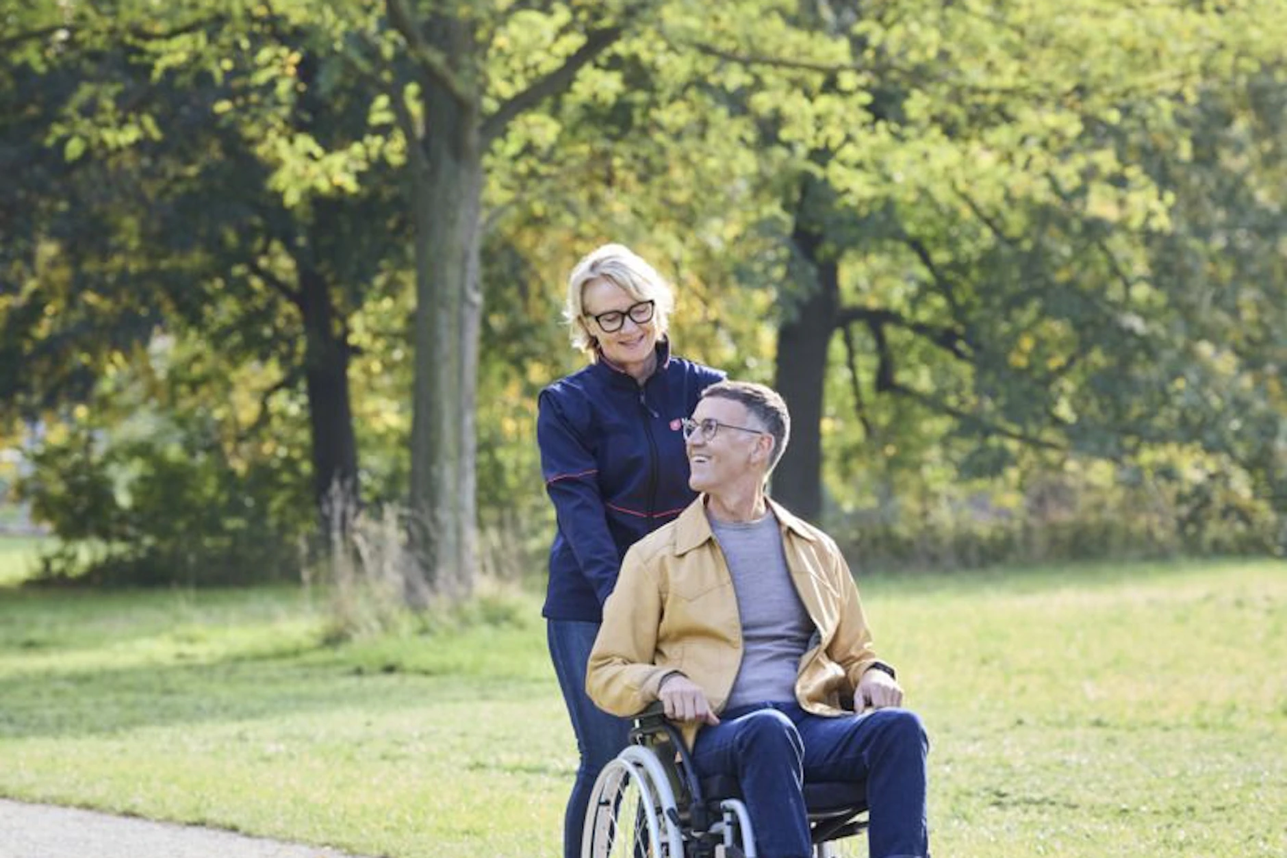 Die ehrenamtlichen Begleiterinnen und Begleiter schenken schwer kranken und sterbenden Menschen Zeit, Zuwendung und individuelle Unterstützung und entlasten zugleich ihre Angehörigen im Alltag.