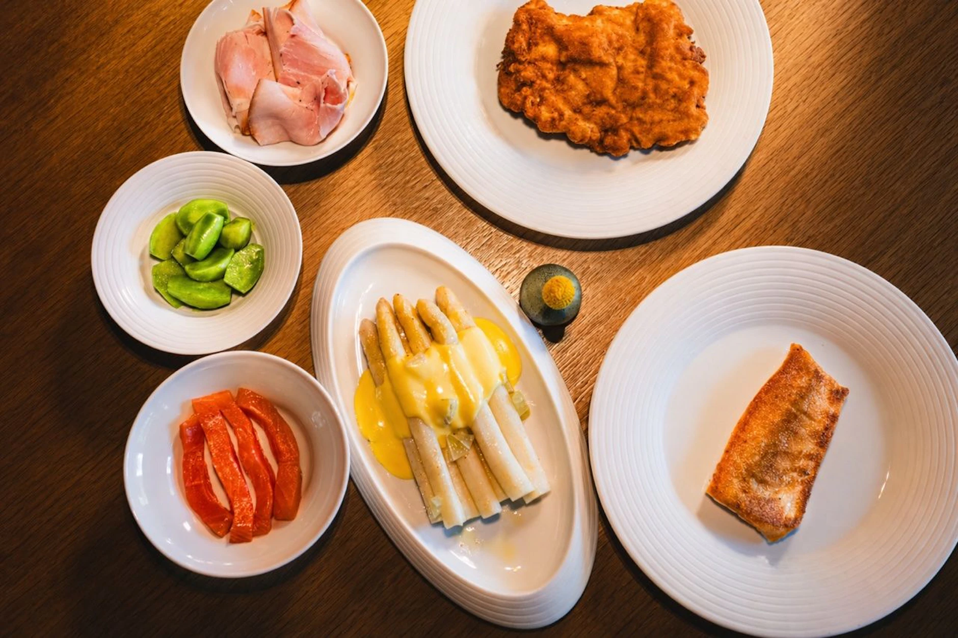 In vielen Varianten wird der Spargel im Bundesbüdchen begleitet.