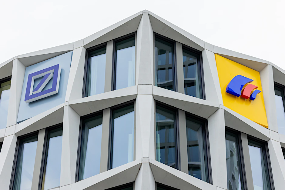 Die Postbank-Zentrale in Bonn mit den Logos des Unternehmens (r.) und der Deutschen Bank