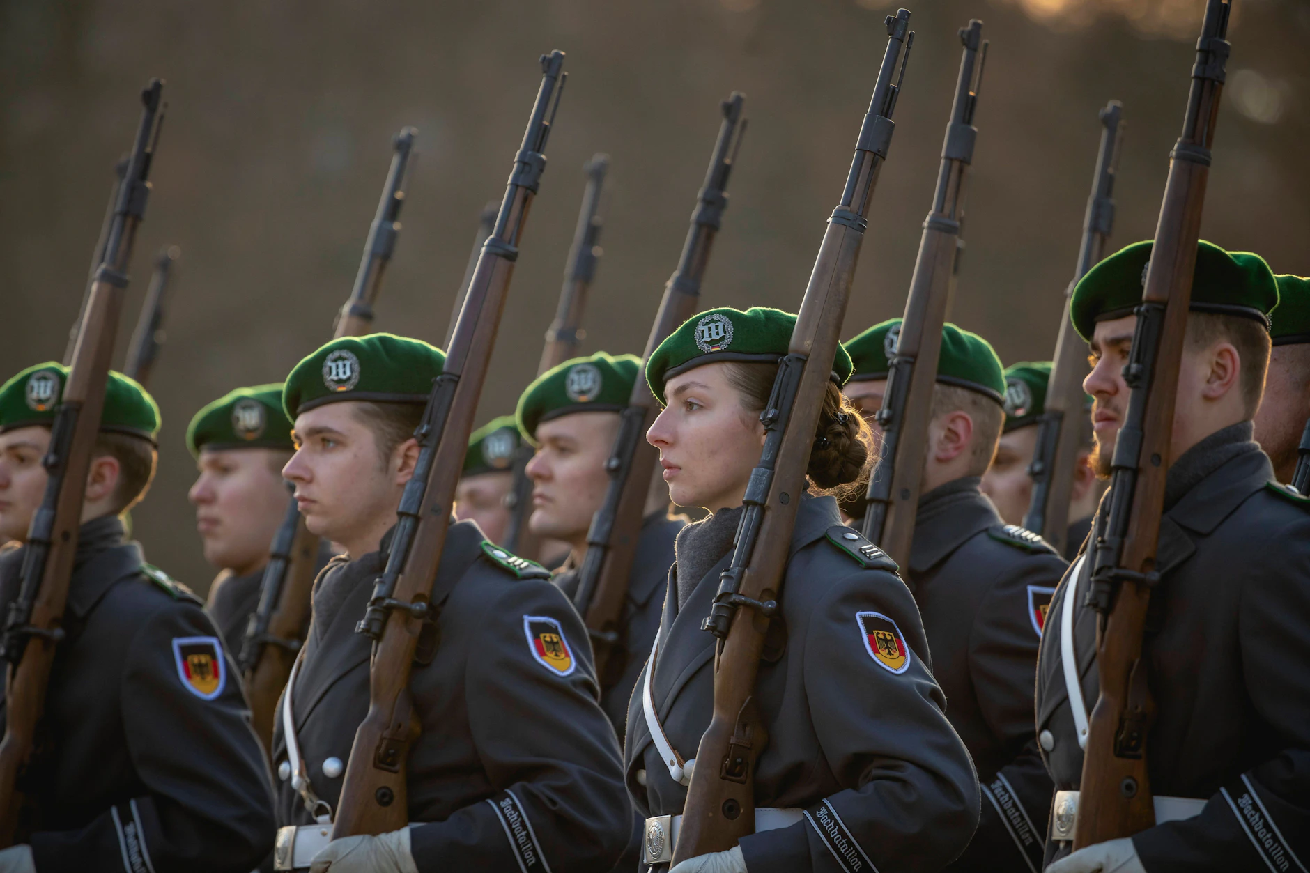 Soldatinnen und Soldaten des Wachbataillons der Bundeswehr vermutlich im Studierendenalter