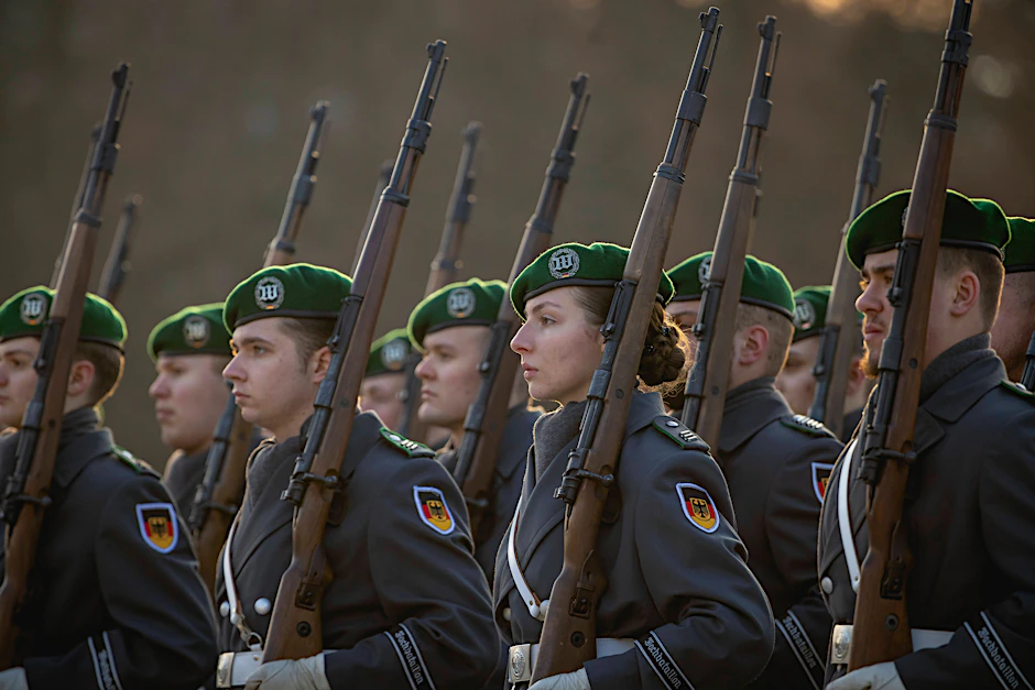 Soldatinnen und Soldaten des Wachbataillons der Bundeswehr vermutlich im Studierendenalter.