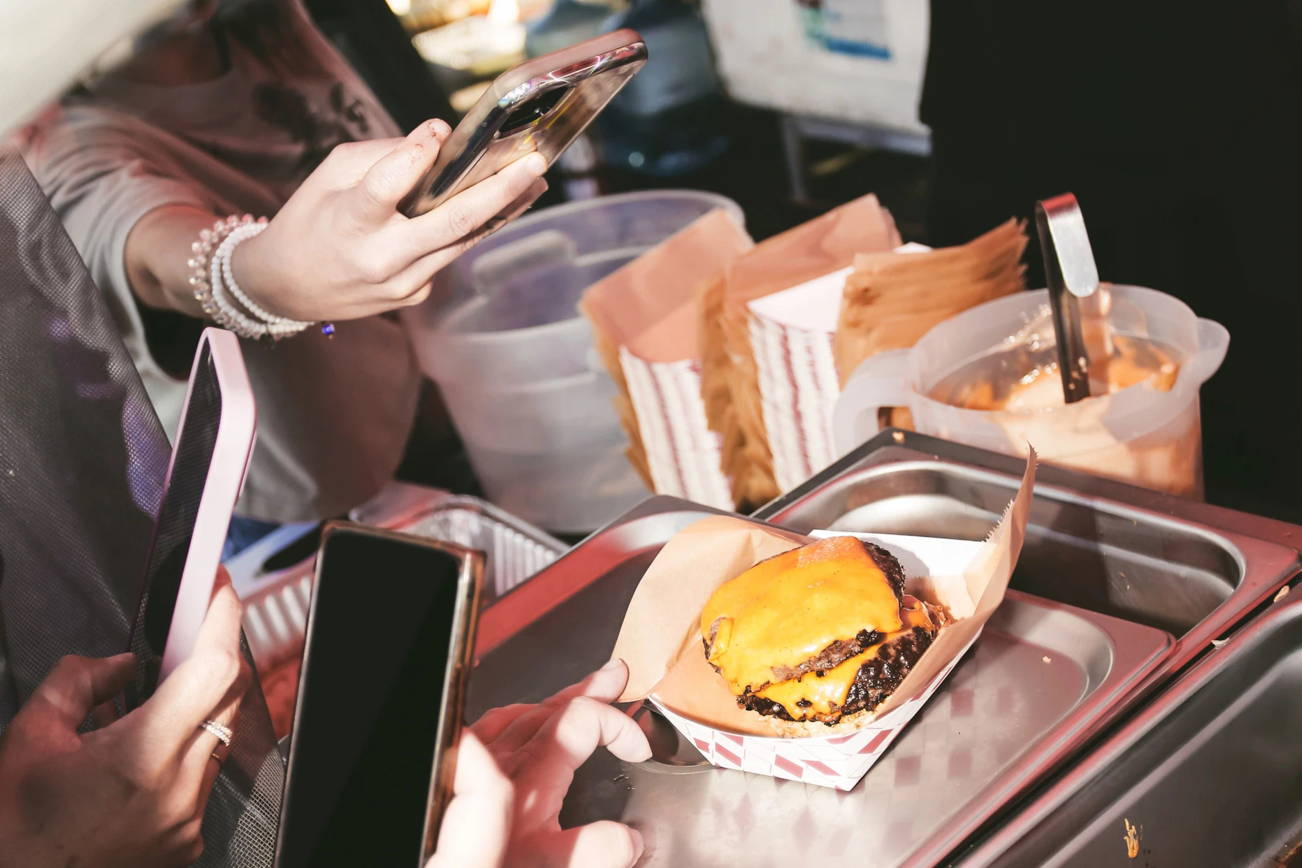 Erst knipsen, dann speisen: Gerade in den Großstädten wimmelt es nur so vor Food-Influencern.