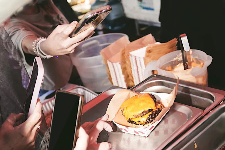 Erst knipsen, dann speisen: Gerade in den Großstädten wimmelt es nur so vor Food-Influencern.