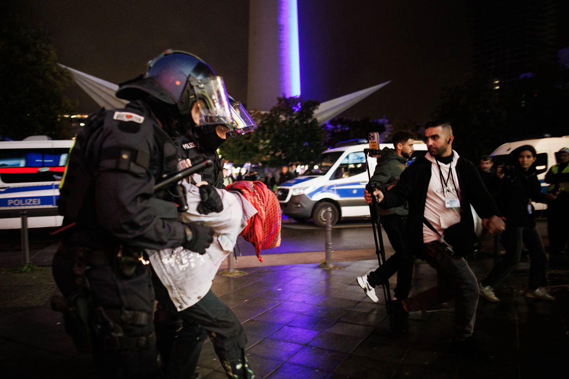 Polizisten führen in Berlin einen Teilnehmer bei einer sogenannten pro-palästinensischen Kundgebung ab.