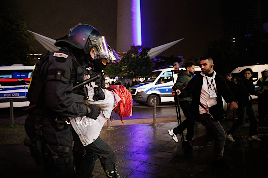 Polizisten führen in Berlin einen Teilnehmer bei einer sogenannten pro-palästinensischen Kundgebung ab.