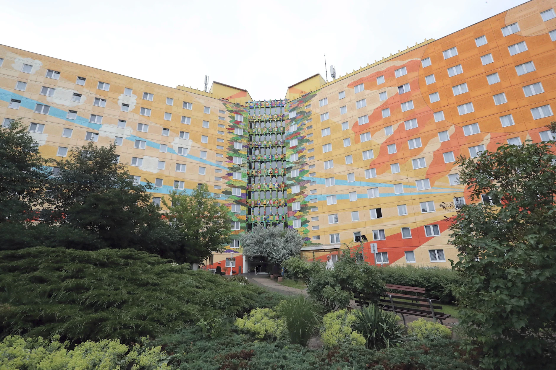 Erbaut in den Achtzigern, in klassischer Plattenbauweise: Das Ahorn Seehotel Templin fällt auf.