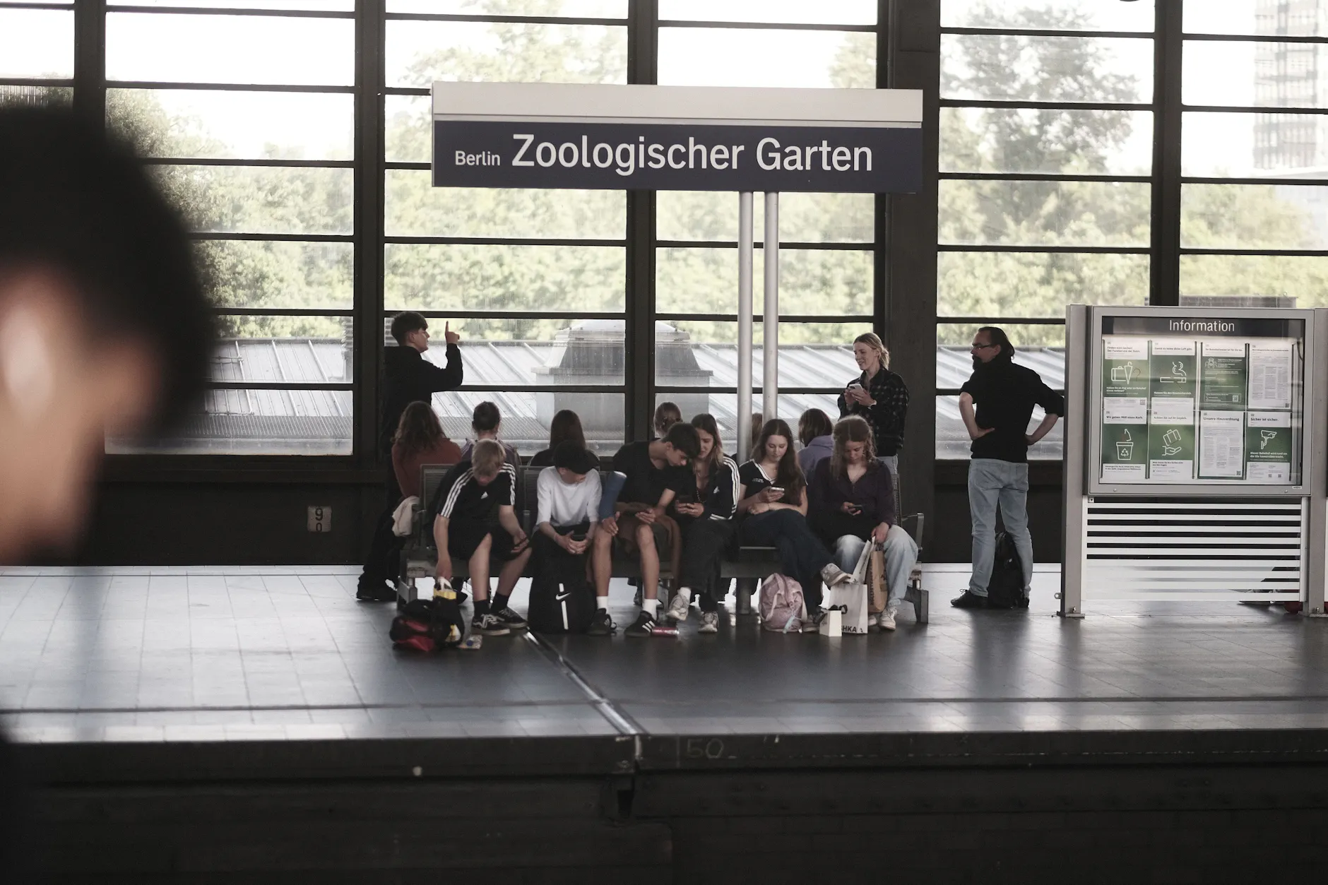 Der Bahnhof Zoo ist nicht nur Verkehrsknotenpunkt, sondern auch Aufenthaltsort für viele unterschiedliche gesellschaftliche Gruppen.
